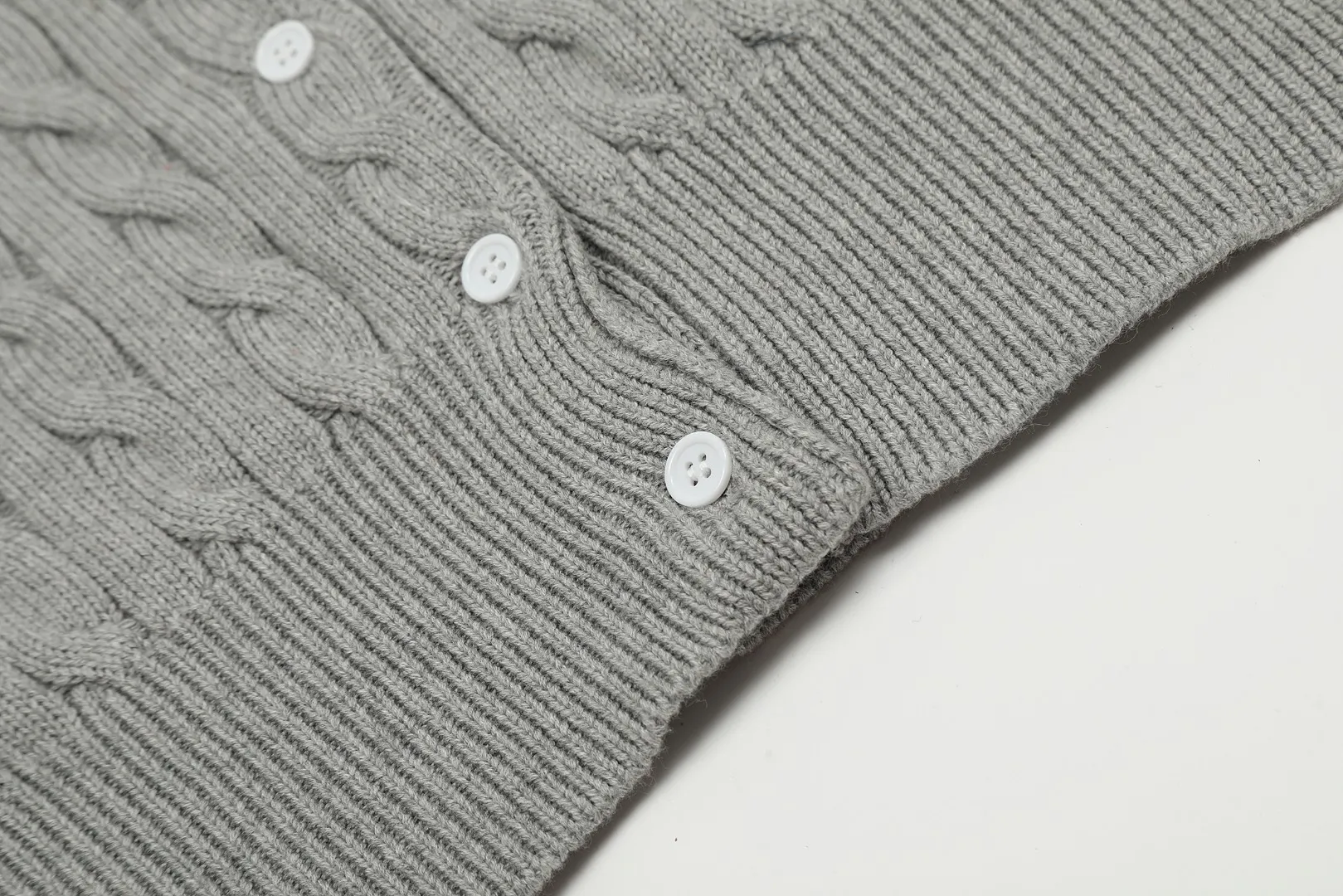 🅿️176 "Top quality" Style number: DS021# (not off the shelves all year round) [Ralph Lauren round neck cardigan solid color pony embroidered logo knitted short sleeves] ✅Ralph Lauren classic basic versatile all-season cardigan knitted short sleeves ✅Main supplier platform live broadcast Wholesale entities Replenish when out of stock Not off the shelves ✅ZP quality 1:1 version Scan the code to enter the GF website Counter quality ✅Details and quality are the only one in Guangzhou. Imported quality cotton yarn, focusing on high-end, cost-effective. Needless to say good quality. ✅The version is restored to the original order. The maximum size can be worn up to 160 pounds. Loose, comfortable and stress-free.